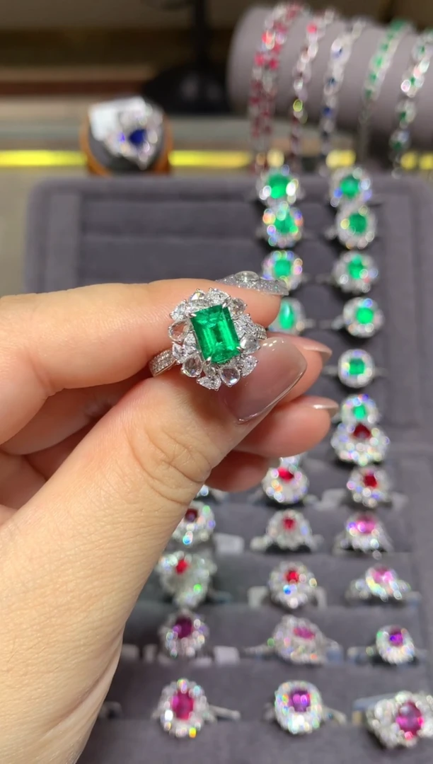 18K金镶嵌戒指祖母绿1.18CT