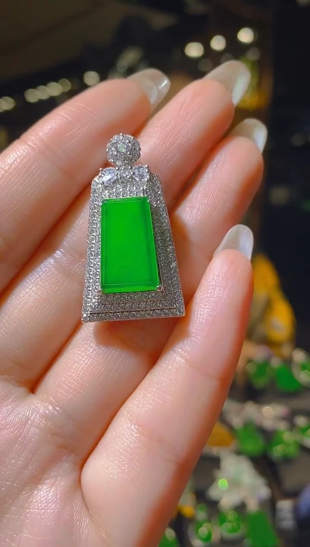 【闪购商品】翡翠吊坠(赠链)未镶嵌051（多样性发货）