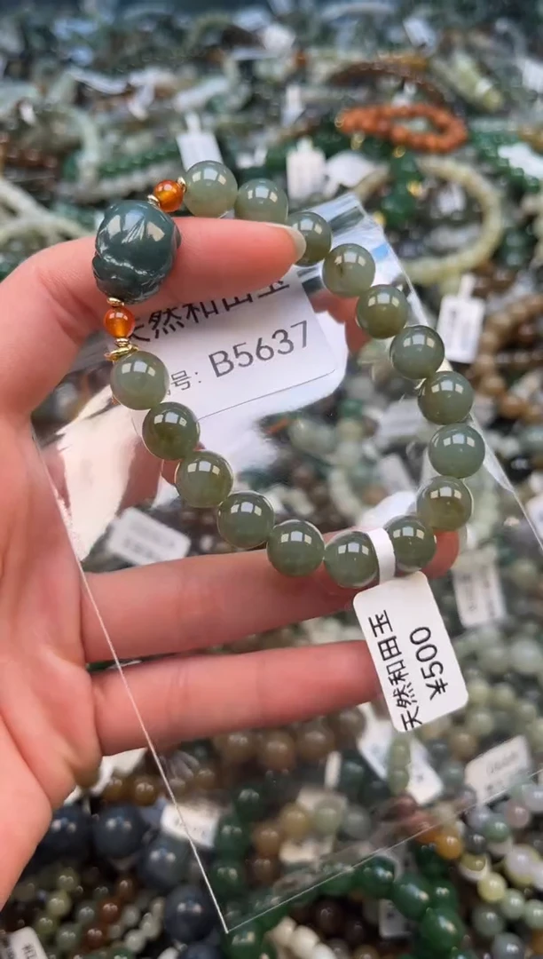 颈饰未镶嵌和田玉1