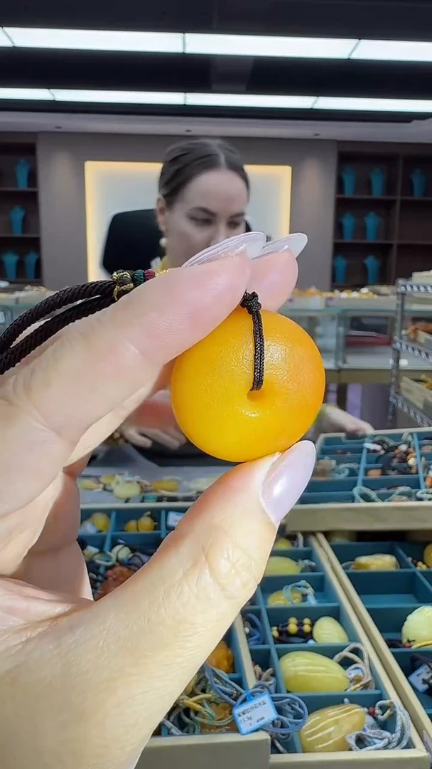 琥珀颈饰未镶嵌128秒拍号 假一罚三