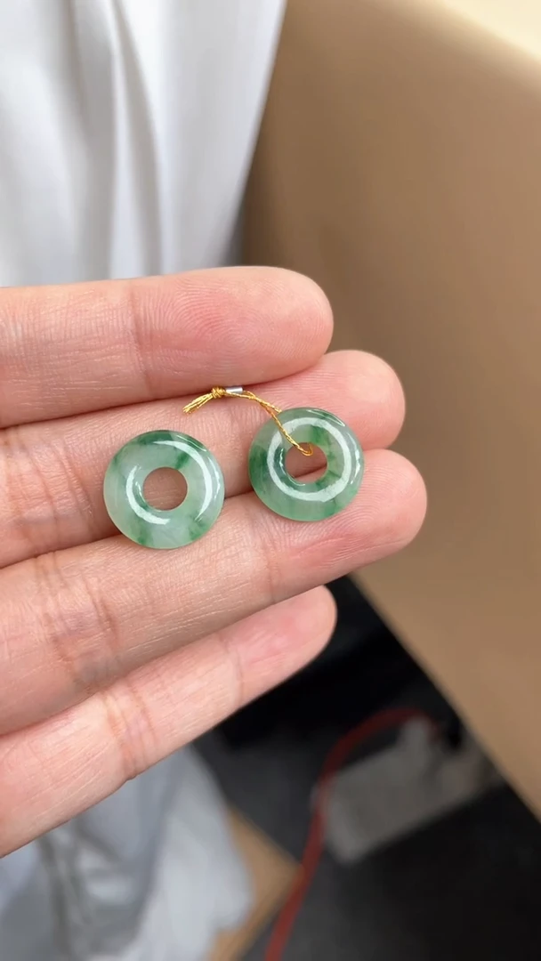 【闪购商品】翡翠颈饰未镶嵌甜甜圈一对