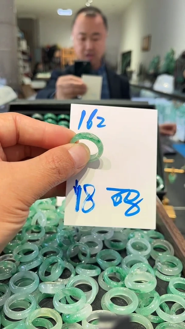 未镶嵌戒圈石英质玉非洲翠