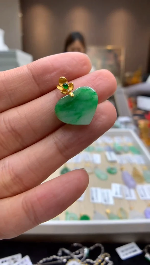 翡翠18K金镶嵌颈饰爱心