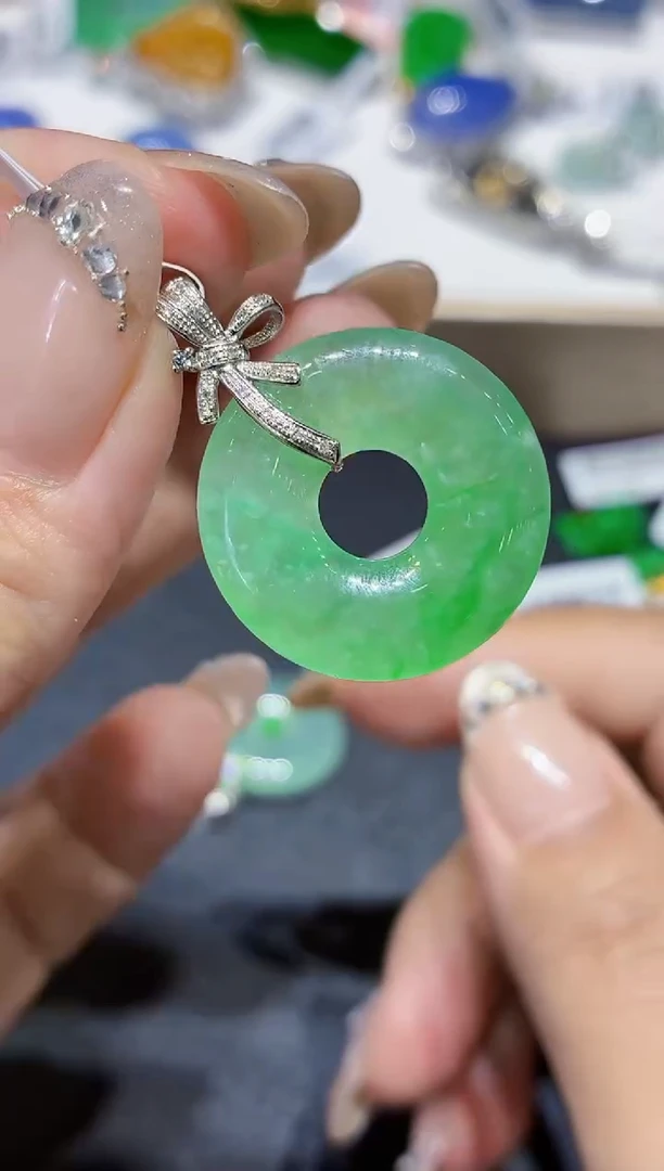 颈饰18K金镶嵌翡翠天然A货翡翠