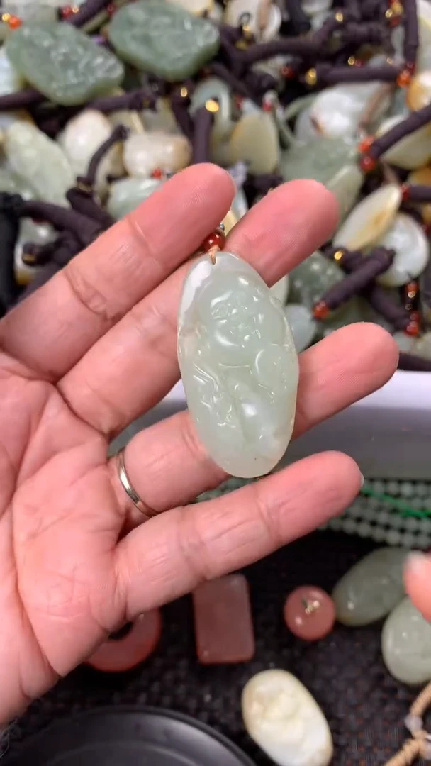 【闪购商品】和田玉颈饰未镶嵌多样性发货没有证书.拍一发一，有瑕