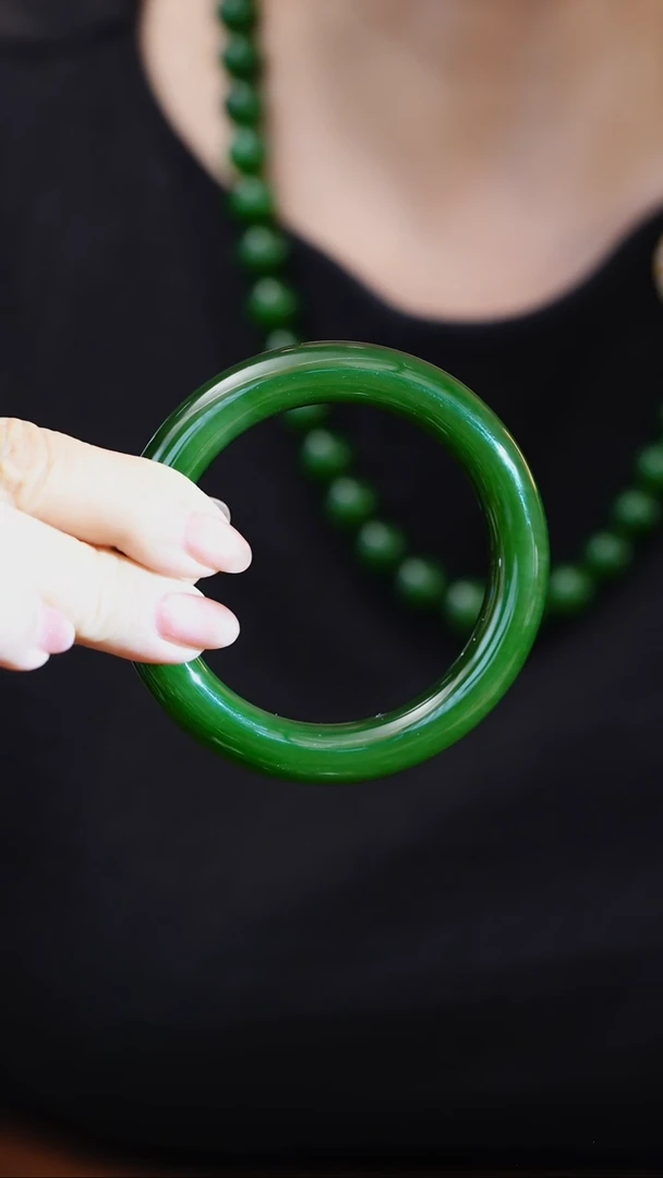 未镶嵌手镯和田玉（碧玉）俄七满肉菠菜绿辣色胖圆条 55