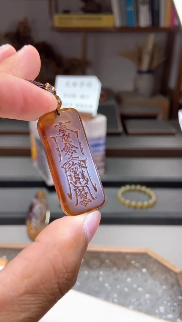 琥珀颈饰未镶嵌护身符