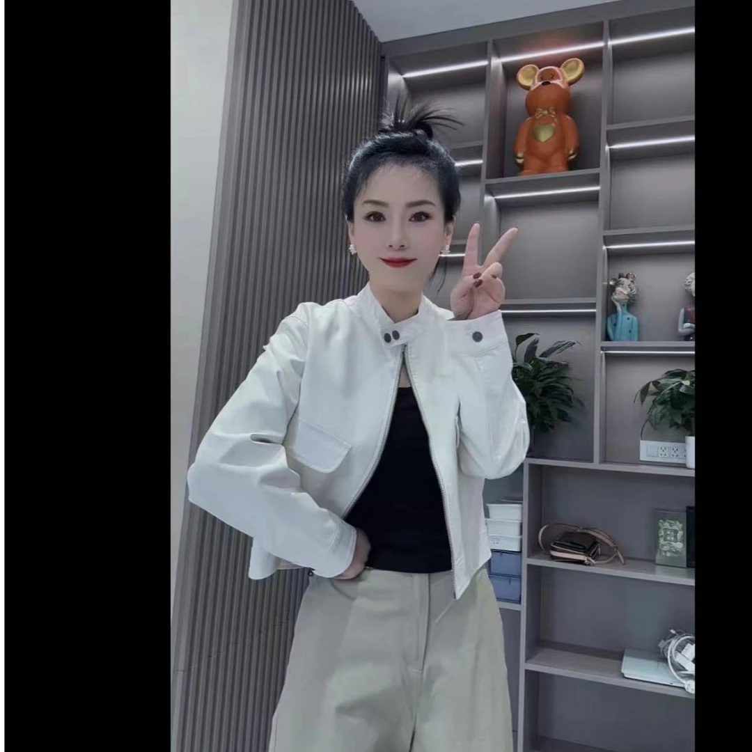 大口袋两颗扣皮衣