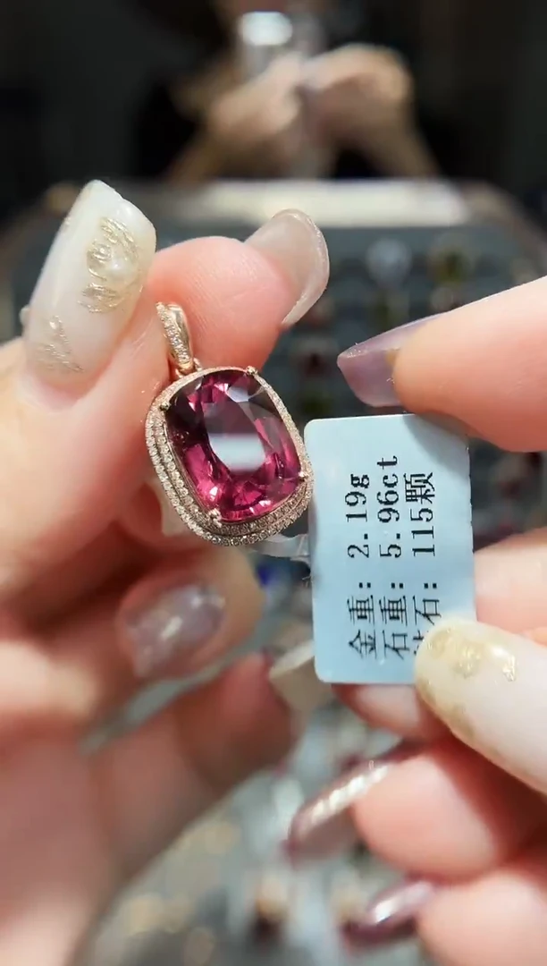 颈饰18K金镶嵌碧玺5.96