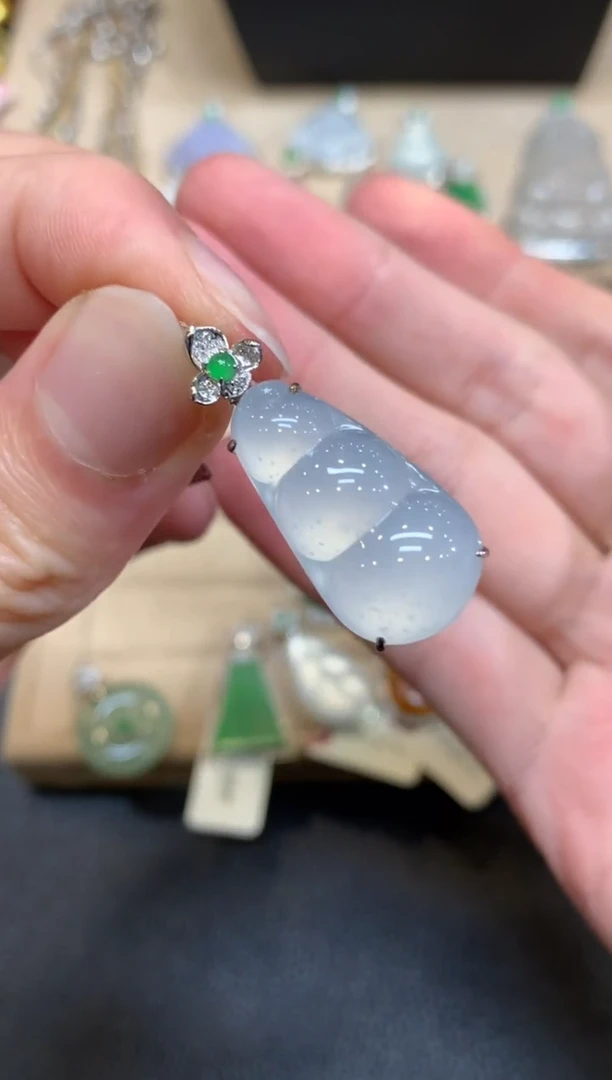 【闪购商品】翡翠颈饰18K金镶嵌福豆【无服务费】