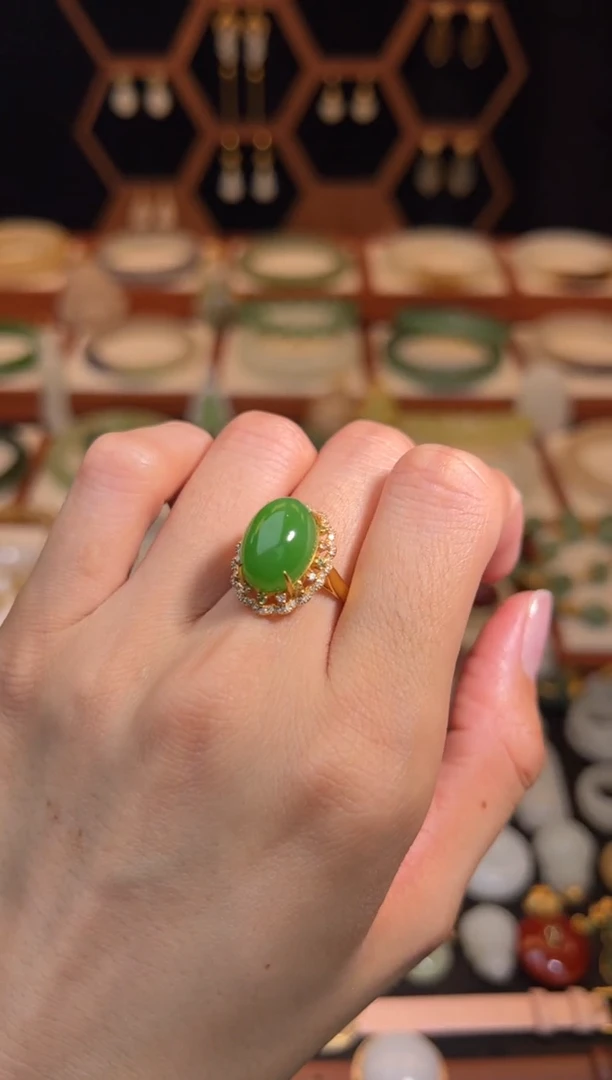 18K金镶嵌戒指和田玉精品