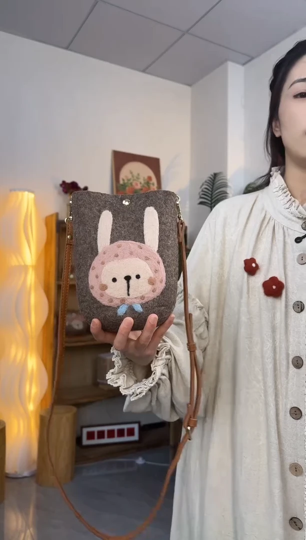 羊毛非遗纯手工包  手机包兔子