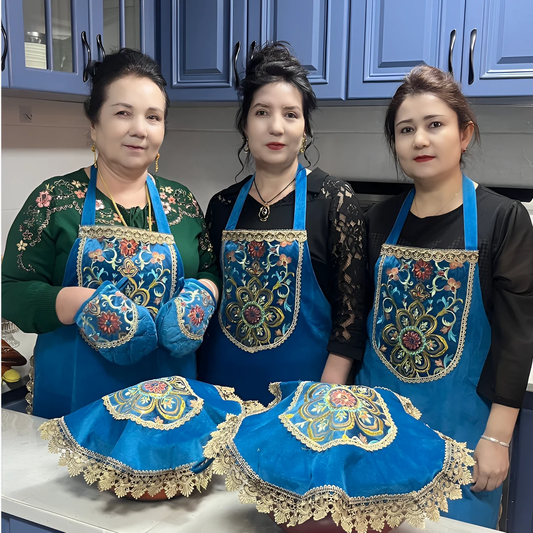 新疆民族风刺绣时尚女士围裙盖布手套做饭家用防油防污易清洗洋气