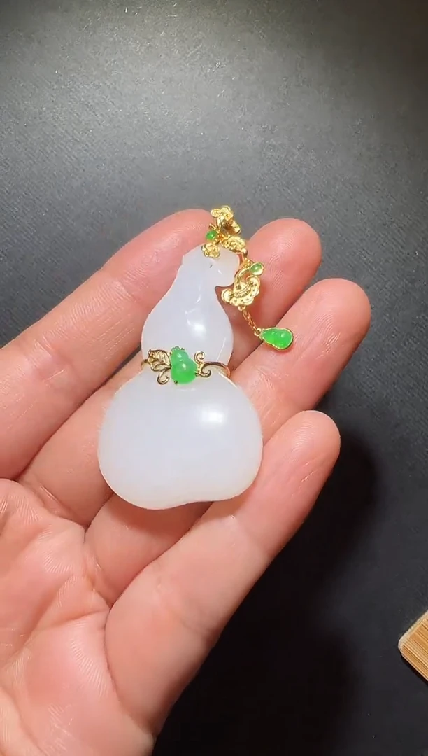 颈饰18K金镶嵌和田玉和田葫芦吊坠