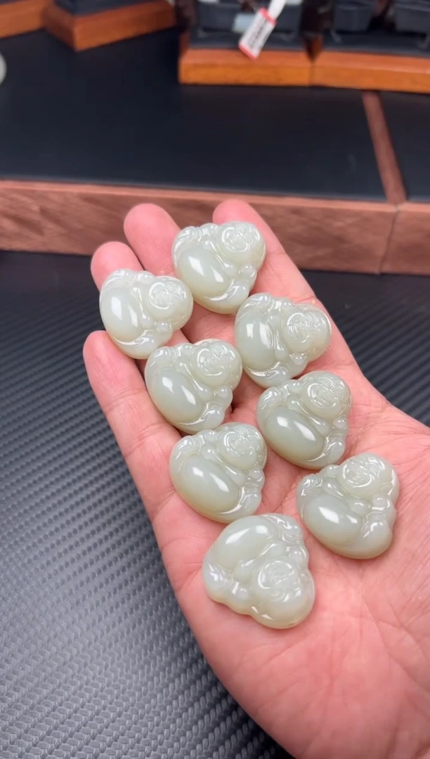 和田玉未镶嵌吊坠(赠链)且末微色差近矿j多样性发货拍一发一