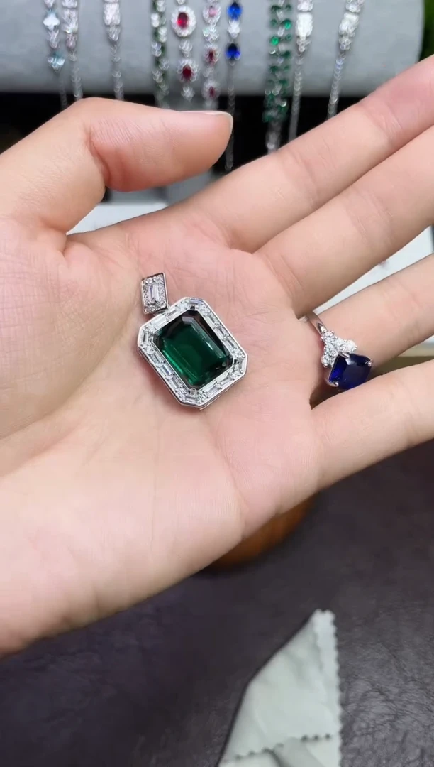 合金颈饰合成钻石绿宝吊坠