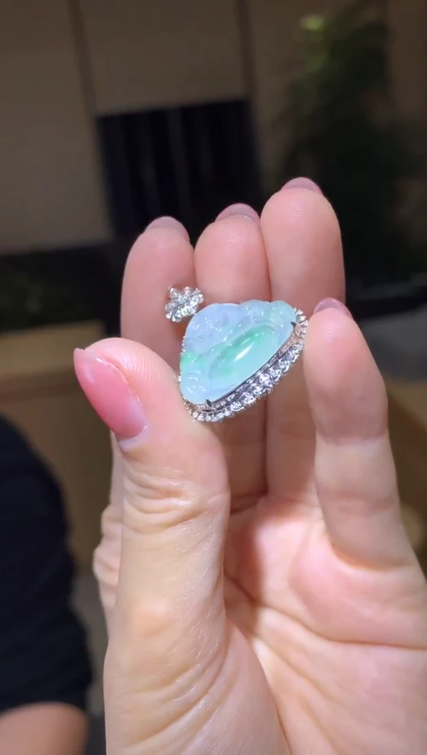 颈饰18K金镶嵌翡翠|不退不换