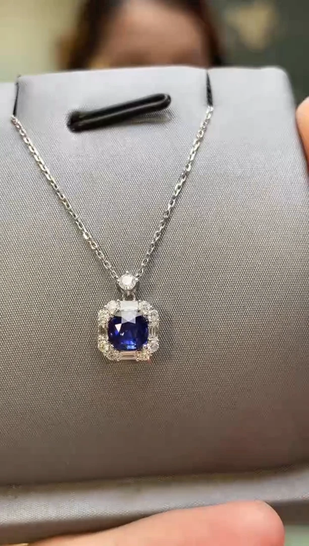 颈饰蓝宝石18K金镶嵌主石：0.67ct