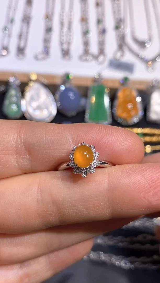 18K金镶嵌戒指翡翠戒指