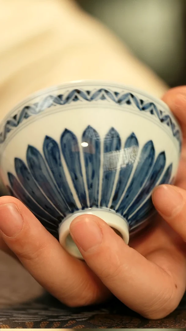 中式仿明青花菊瓣鸡心杯