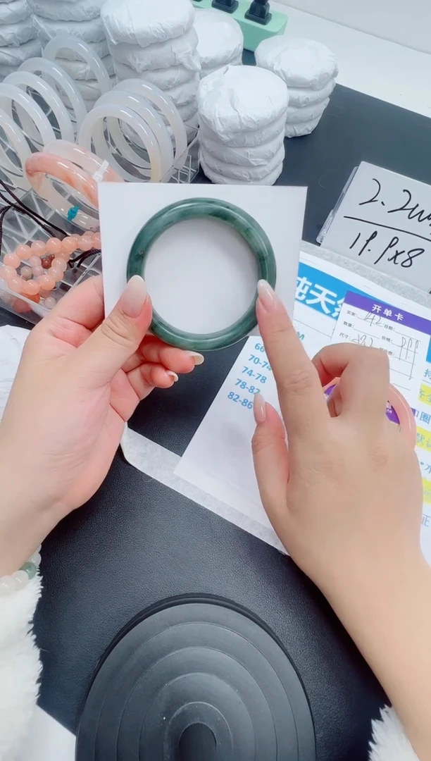 【闪购商品】石英质玉手镯未镶嵌编号：143--54圈 天山翠