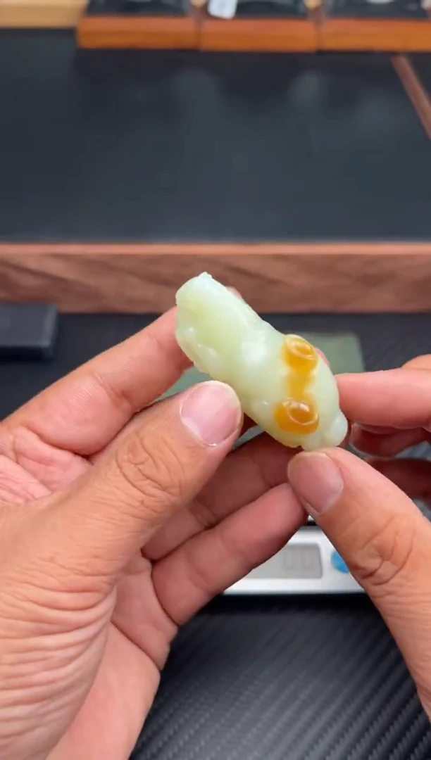 吊坠(赠链)未镶嵌和田玉若羌微色差吊坠