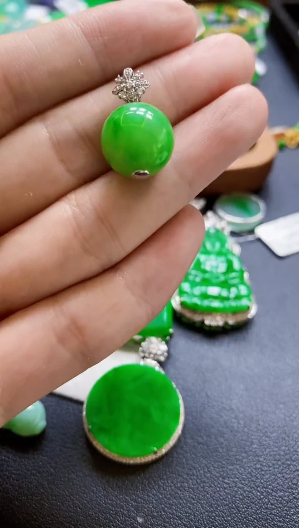 翡翠18K金镶嵌颈饰u****7珠子