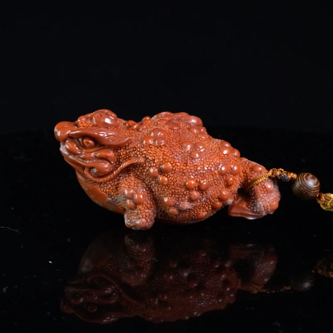 Lot.2.高山石三足蟾手把件143.7克8.6x4.6x4.7cm