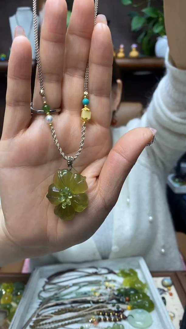 未镶嵌岫玉颈饰.