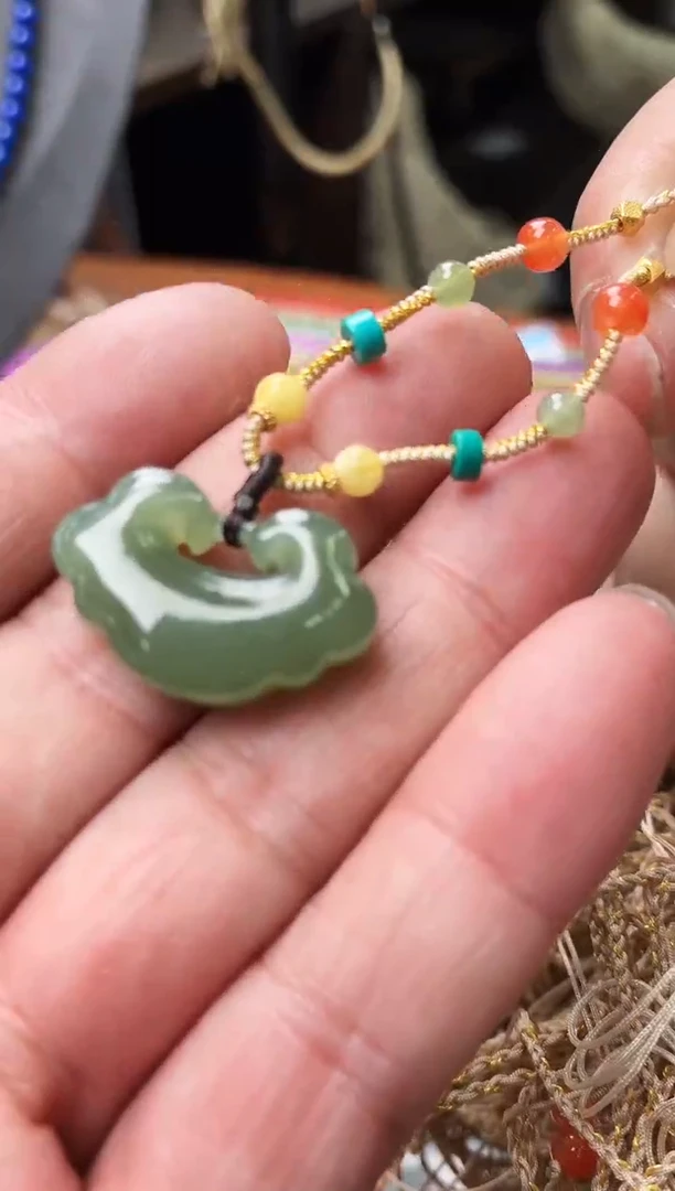 吊坠(赠链)未镶嵌和田玉u75多样性其一