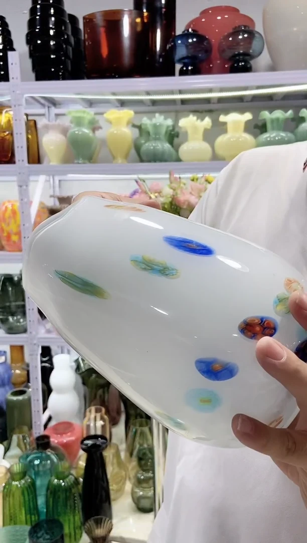 白色万花琉璃花瓶微瑕介意勿拍