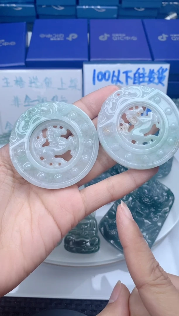 翡翠未镶嵌颈饰 多样性发货发其一