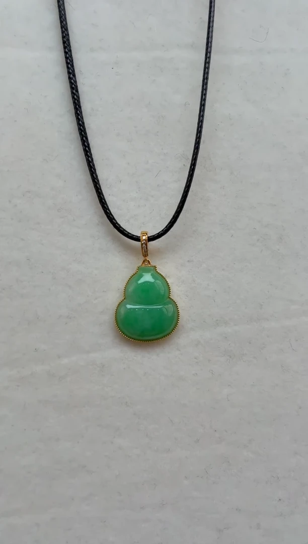 颈饰18K金镶嵌翡翠挂件