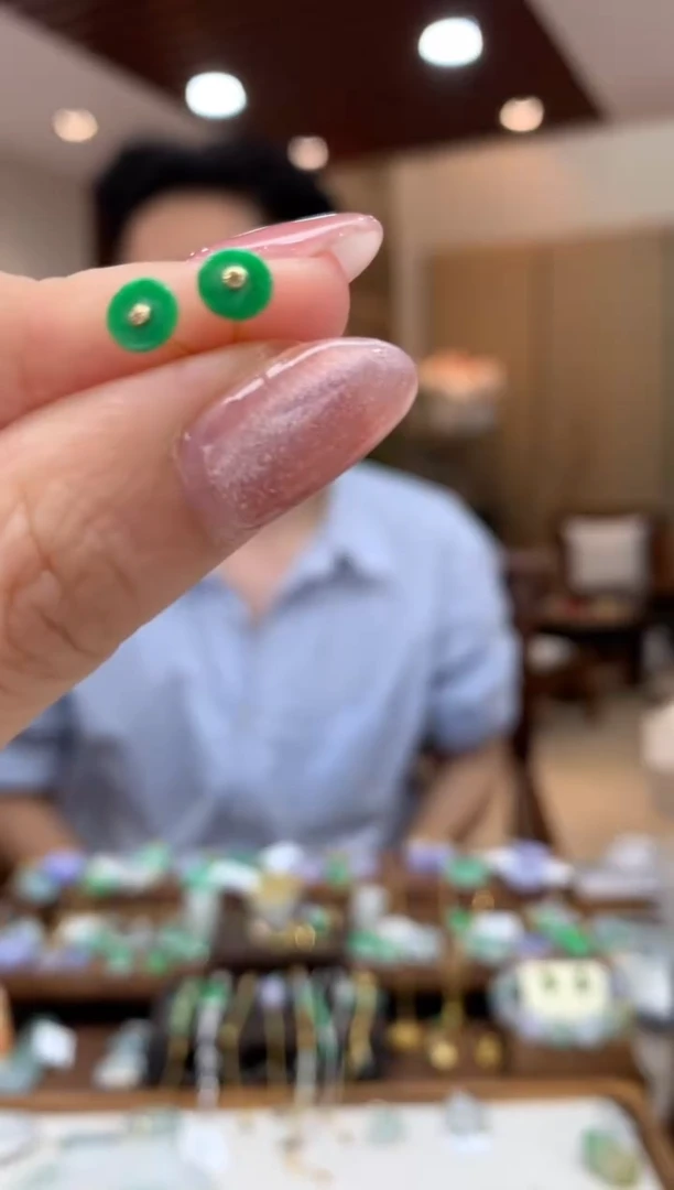 翡翠18K金镶嵌耳饰耳钉