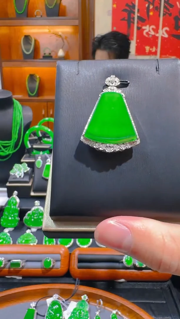 【闪购商品】翡翠吊坠(赠链)18K金镶嵌天然A货翡翠