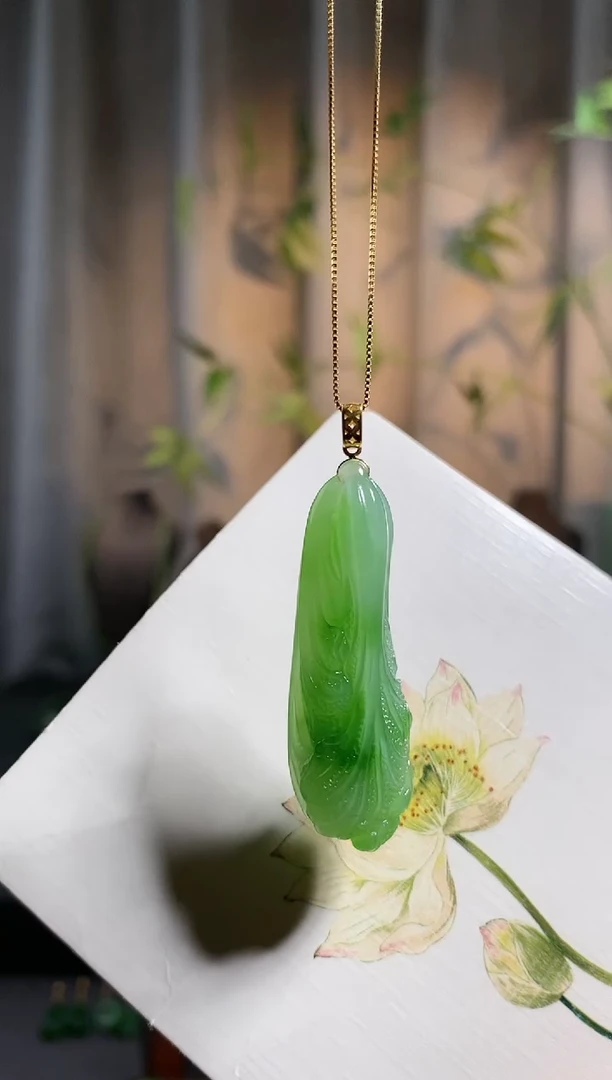 【闪购商品】和田玉颈饰18K金镶嵌，冰翠果绿，白菜（百财）