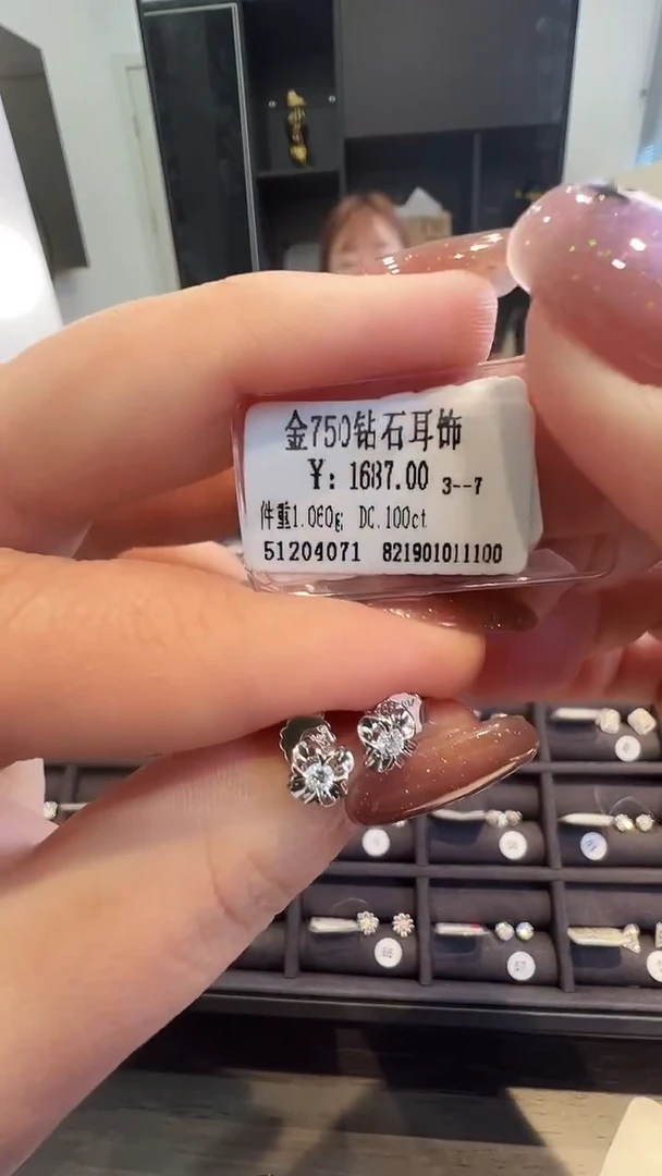 18K金镶嵌耳饰钻石天然真金真钻