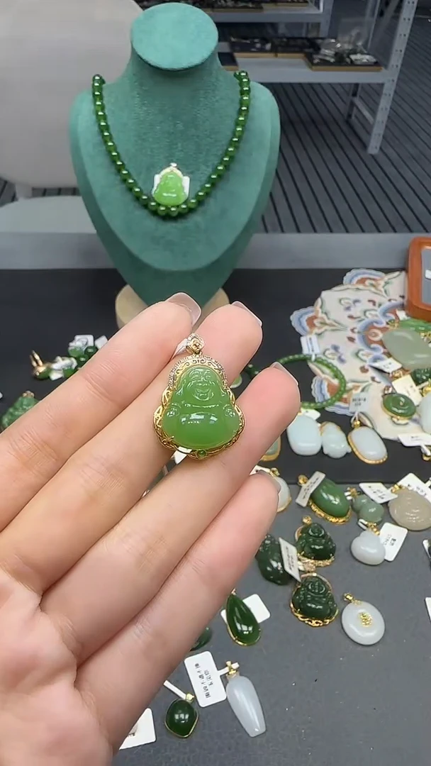 18K金镶嵌和田玉挂件1