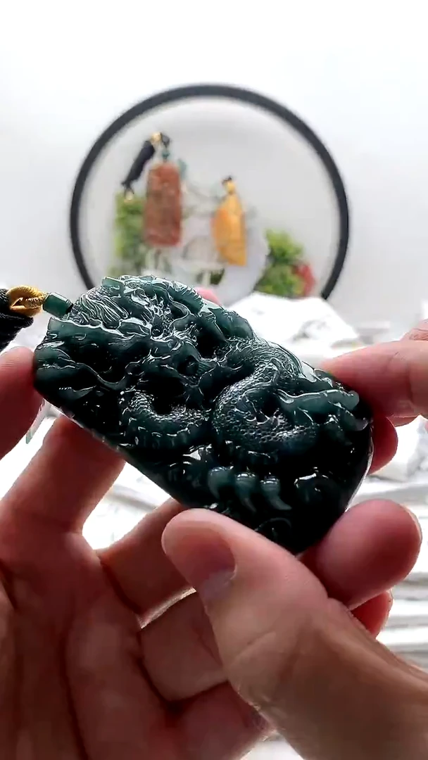 颈饰未镶嵌翡翠龙牌