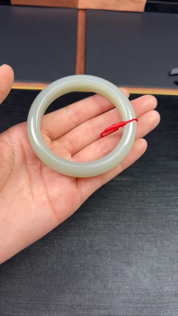 【闪购商品】和田玉手镯未镶嵌且末微色差近矿57+