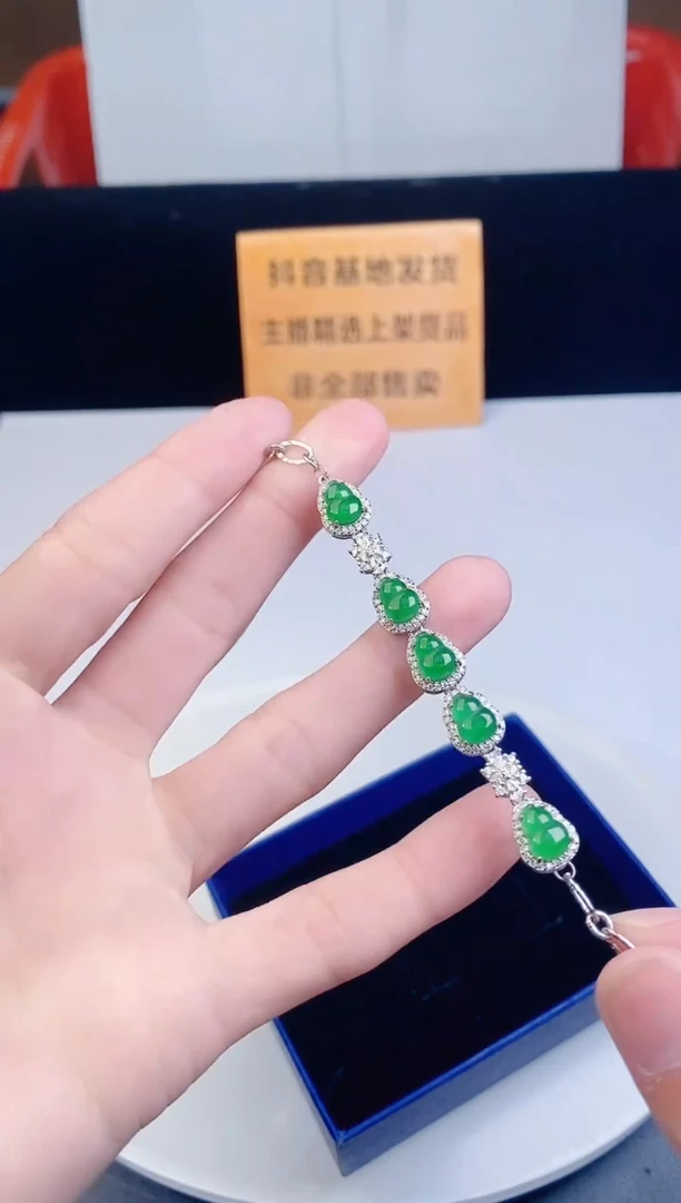 颈饰未镶嵌翡翠