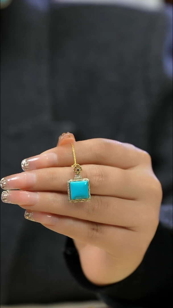 18K金镶嵌绿松石吊坠方面