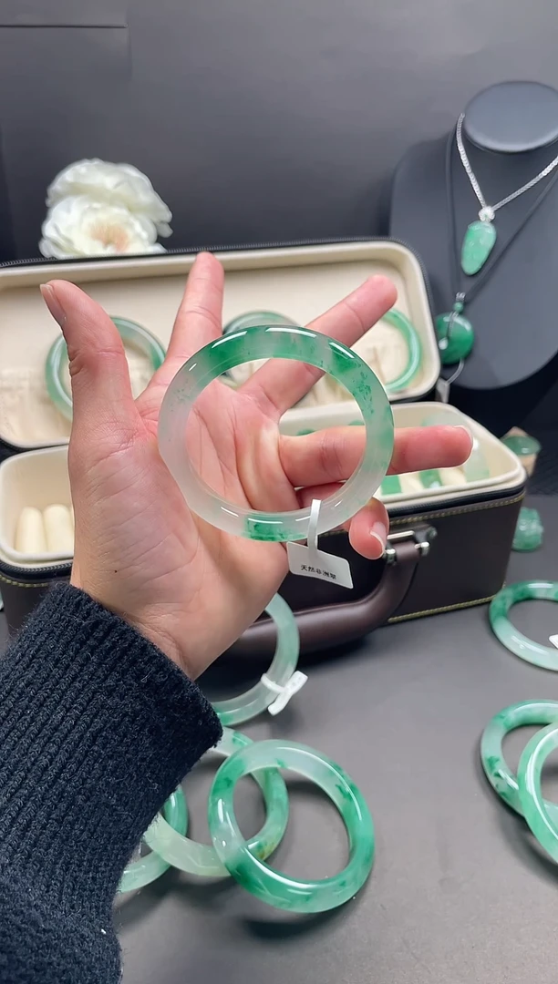 未镶嵌手镯石英质玉手镯