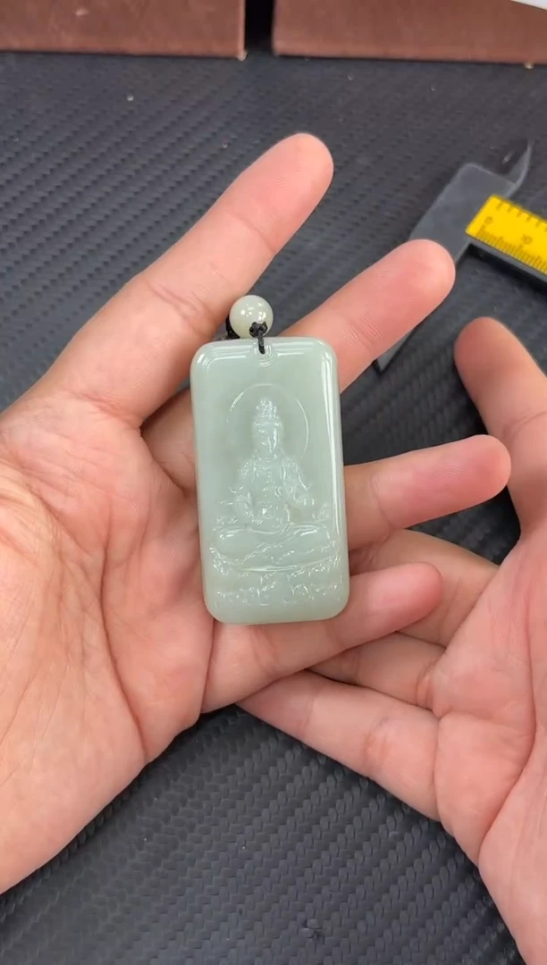 吊坠(赠链)未镶嵌和田玉且末微色差近矿吊坠ms