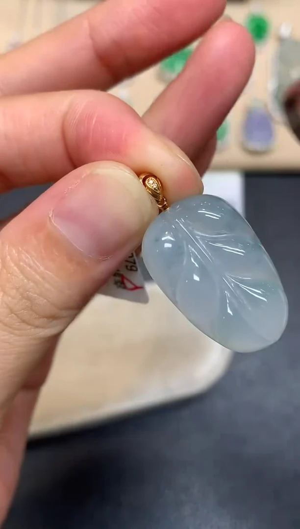 颈饰18K金镶嵌翡翠树叶【无服务费【48小时鉴赏期】