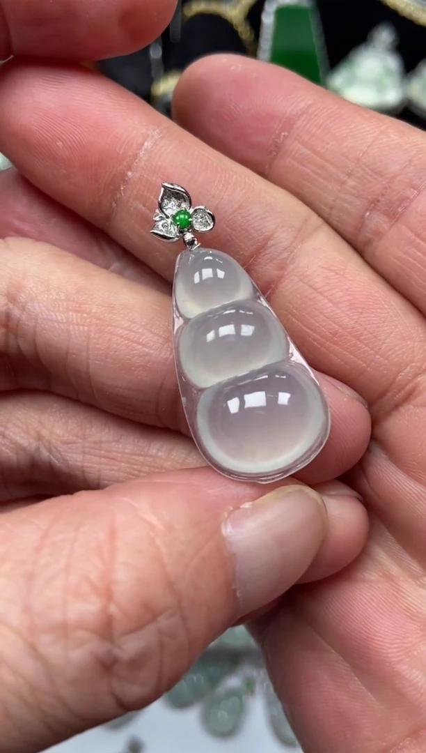 【闪购商品】翡翠吊坠(不含链)18K金镶嵌福豆