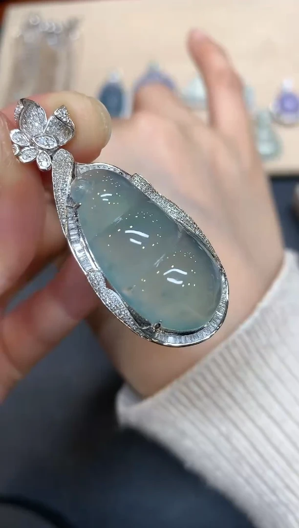 【闪购商品】翡翠吊坠(不含链)18K金镶嵌福豆【无服务费