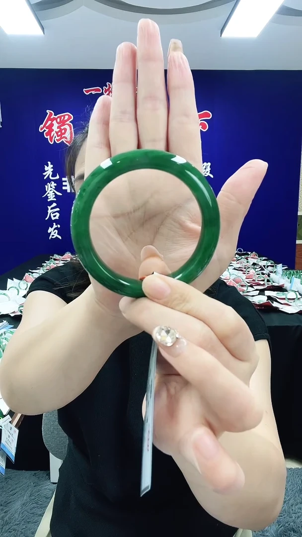 石英质玉（非洲翠）手镯未镶嵌1