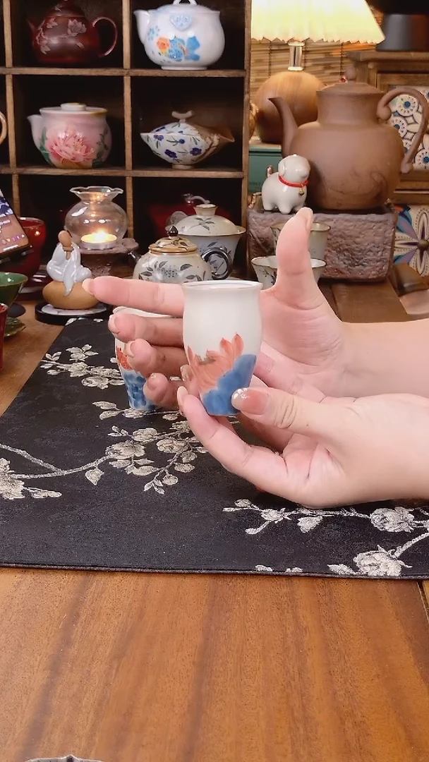 釉下手绘荷韵美人杯