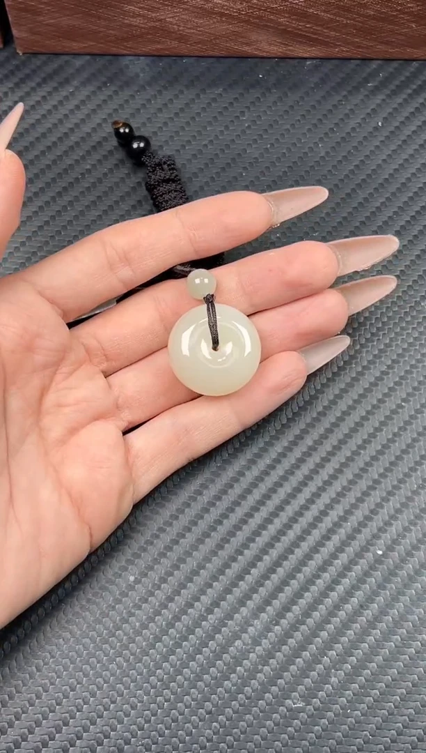 吊坠(赠链)未镶嵌和田玉黑山微色差平安扣